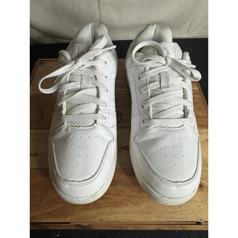 Fresh White Shaq Sneakers - Perfect for Fall Sports Boys Size 5 - Picture 2 of 7